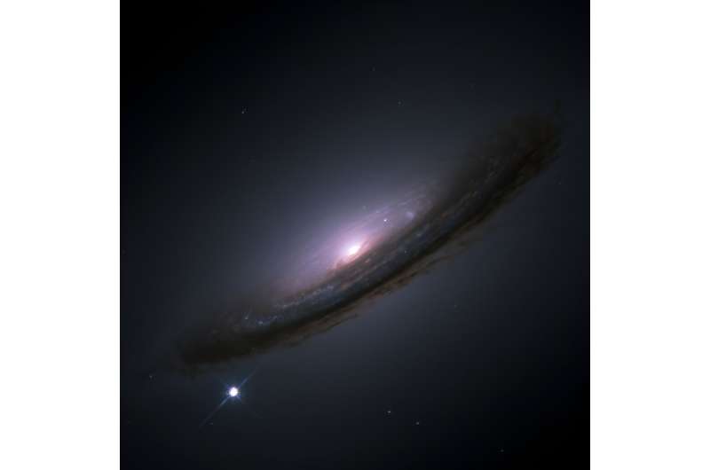 Изображение сверхновой 1994D в галактике NGC 4526, полученное космическим телескопом «Хаббл». Фото: космический телескоп «Хаббл». В поисках нейтринного фона сверхновой во Вселенной