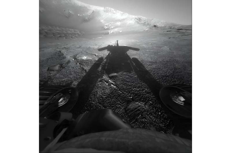 Марсоходы NASA Spirit и Opportunity приземлились на Красной планете 3 и 24 января 2004 года соответственно. На этом изображении показан вид, сделанный «Оппортьюнити» на собственную тень 26 июля того же года, в 180-й марсианский день или солярий его миссии. Фото: НАСА/Лаборатория реактивного движения-Калифорнийский технологический институт. 20 лет после приземления: как марсоходы-близнецы НАСА изменили науку о Марсе