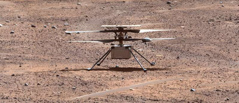 Марсианский вертолет НАСА Ingenuity виден 2 августа 2023 года на улучшенном цветном изображении, полученном инструментом Mastcam-Z на борту марсохода агентства Perseverance. Авторы и права: НАСА/Лаборатория реактивного движения-Калтех/АСУ/МССС. После трёх лет на Марсе миссия изобретательного вертолёта НАСА завершается