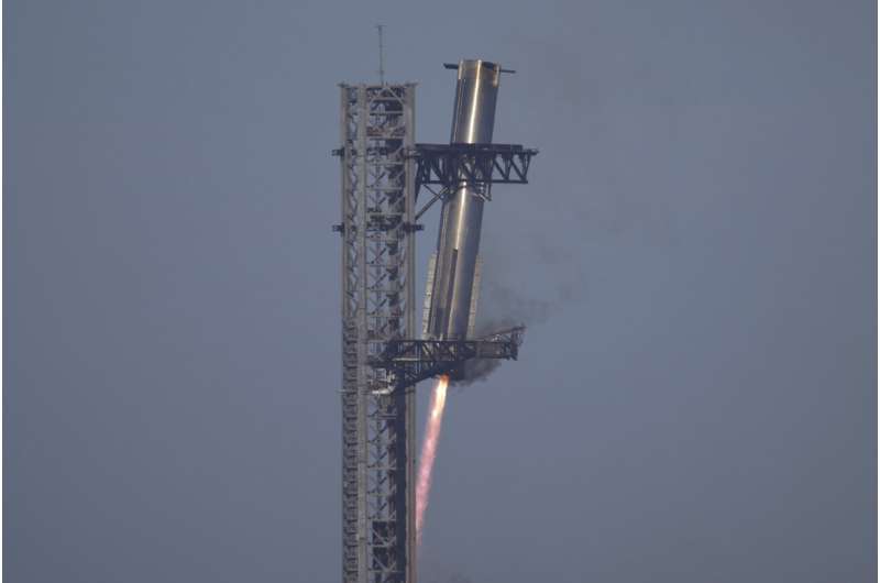 Мега-ракета-носитель Starship компании SpaceX возвращается на стартовую площадку во время испытательного полета со звездной базы в Бока-Чика, штат Техас, в четверг, 16 января 2025 года. Фото предоставлено: AP Photo/Эрик Гей Авария при запуске SpaceX, вероятно, была вызвана пожаром, оставившим следы горящих обломков недалеко от Карибского моря.