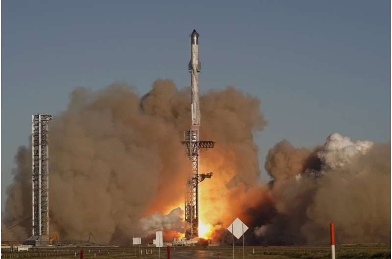 Мега-ракета SpaceX Starship запускается в испытательном полете со звездной базы в Бока-Чика, штат Техас, в четверг, 16 января 2025 года. Фото предоставлено: AP Photo/Эрик Гей Авария при запуске SpaceX, вероятно, была вызвана пожаром, оставившим следы горящих обломков недалеко от Карибского моря.