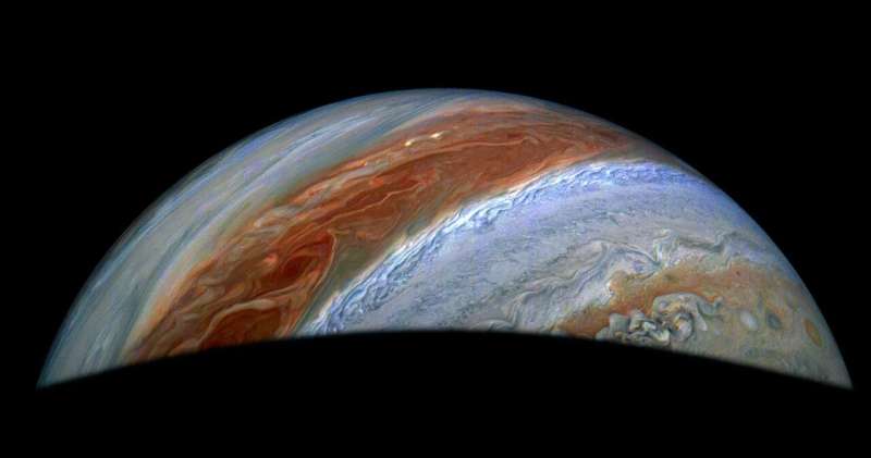 Junocam, видимый светомаджер на борту Juno NASA, захватил этот улучшенный вид на северные широты Юпитера на высоте около 36 000 миль (58 000 километров) над облачными топами гигантской планеты во время 69-го пролета Spacecraft 28 января. Джеки Бранк (CC BY) Миссия Юнона НАСА попадает под поверхность Юпитера и Ио