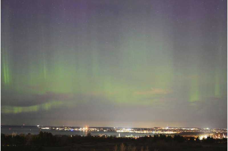 Aurora Borealis, также известный как северное сияние, видно на ночном небе над заливом Таллинн Балтийского моря в Таллине, Эстония, 2 апреля 2025 года. Кредит: AP Photo/Sergei Grits, файл Северное сияние может быть снова видно в некоторых штатах США после выходных солнечных штормов