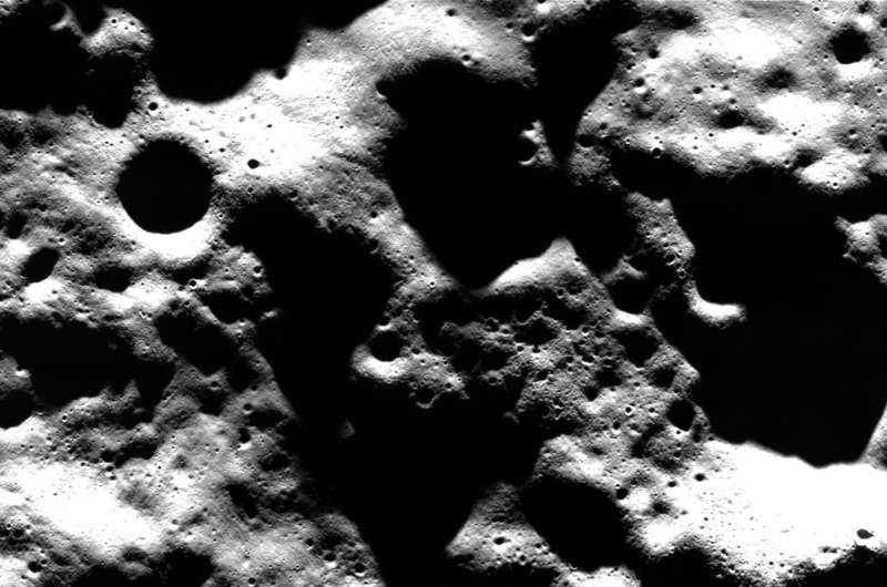 Камера Janus на борту ESA Licy Moons Explorer (Juice) предназначена для того, чтобы сделать подробные фотографии Юпитера и его ледяные луны с высоким разрешением. Янус будет изучать глобальные, региональные и локальные функции и процессы на лунах, а также отобразить облака Юпитера. Он будет иметь разрешение до 2,4 м на пиксель на ганимеде и около 10 км на пиксель в Юпитере. Это изображение нашей собственной луны было сделано во время лунного летания сока 19 августа 2024 г. Кредит: ESA/Juice/Janus Пойдет ли астероид 2024 года на луну?