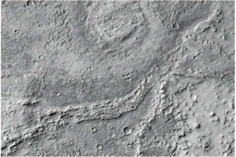 Умеренно разрушенный речный извилистый гребень (FSR), с большим количеством маленьких кратеров, который явно выделяется над окружающим материалом. На северо -востоке он выходит из небольшой долины и становится постепенно яснее на западе, пока не исчезнет. В FSR есть четкая кривая, вероятно, меандр. К северу от FSR - это круглая, плоская особенность, которая, вероятно, была воздействием кратера, который был заполнен водой или отложением. CTX изображение: murraylab_v01_e020_n-20_mosaic. Кредит: НАСА/JPL/MSSS/The Murray Lab Древние речные системы показывают, что Марс был более влажным, чем мы думали