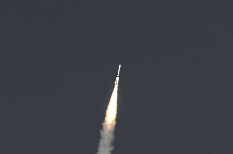 Спутник Nisar, совместная миссия NASA и ISRO, поднимается на борту ракеты GSLV-F16, из космического центра Сатиш Дхаван в Срихарикоте, Индия, среда, 30 июля 2025 года. Кредит: AP Photo/R. Партибхан Радар -спутник, запущенный Индией и НАСА