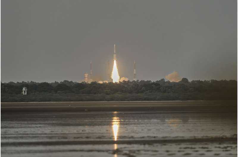 Спутник Nisar, совместная миссия NASA и ISRO, поднимается на борту ракеты GSLV-F16, из космического центра Сатиш Дхаван в Срихарикоте, Индия, среда, 30 июля 2025 года. Кредит: AP Photo/R. Партибхан Радар -спутник, запущенный Индией и НАСА